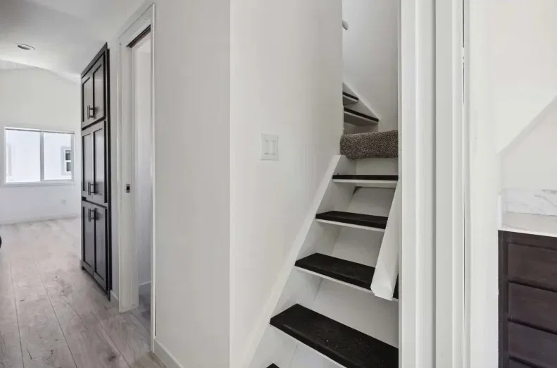 Ath-22l interior home features
