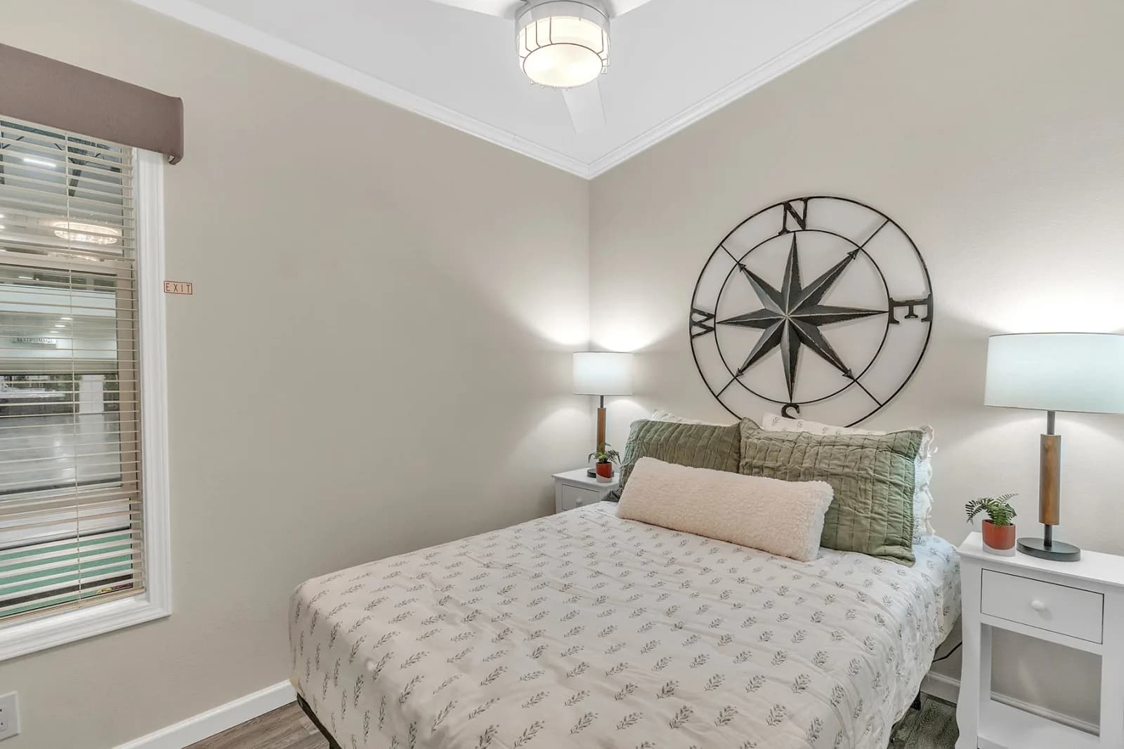 Ath-10 bedroom home features
